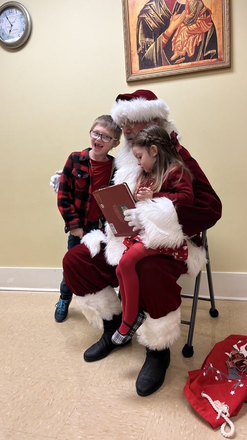 Santa John and Mrs. Claus with families, photo 10 of 21