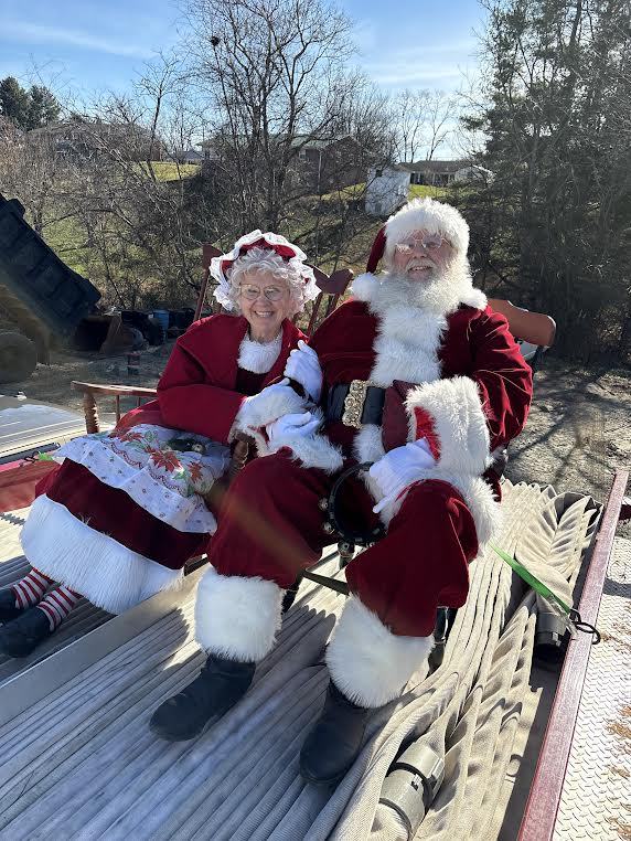 Santa John and Mrs. Claus with families, photo 14 of 21