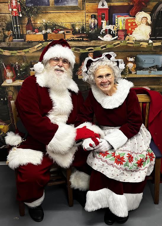 Santa John and Mrs. Claus with families, photo 16 of 21