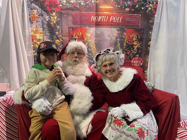 Santa John and Mrs. Claus with families, photo 17 of 21