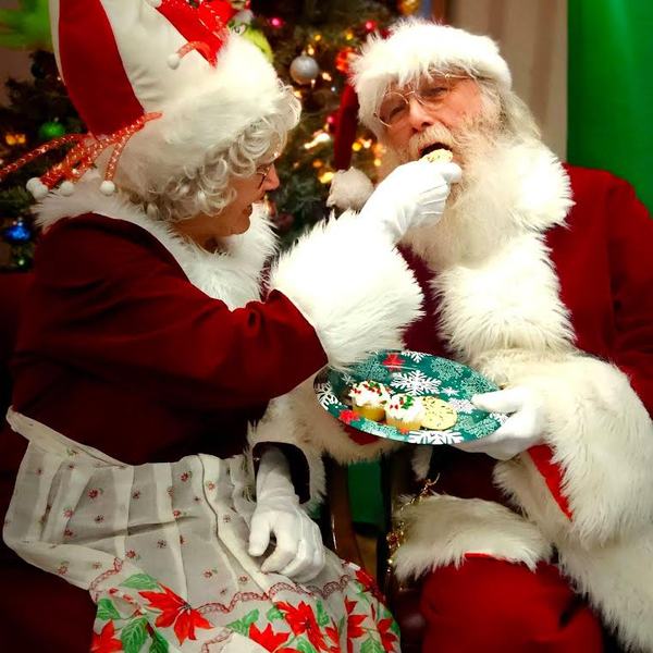 Santa John and Mrs. Claus with families, photo 18 of 21