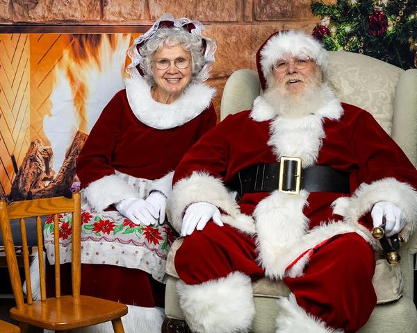 Santa John and Mrs. Claus with families, photo 20 of 21