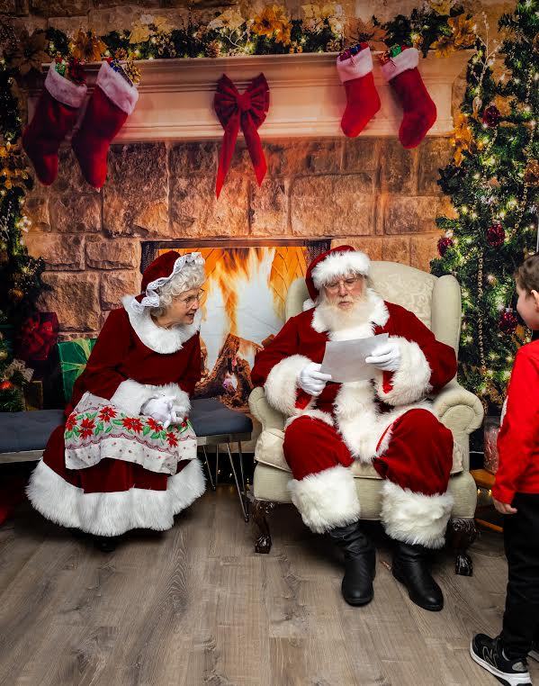 Santa John and Mrs. Claus with families, photo 21 of 21